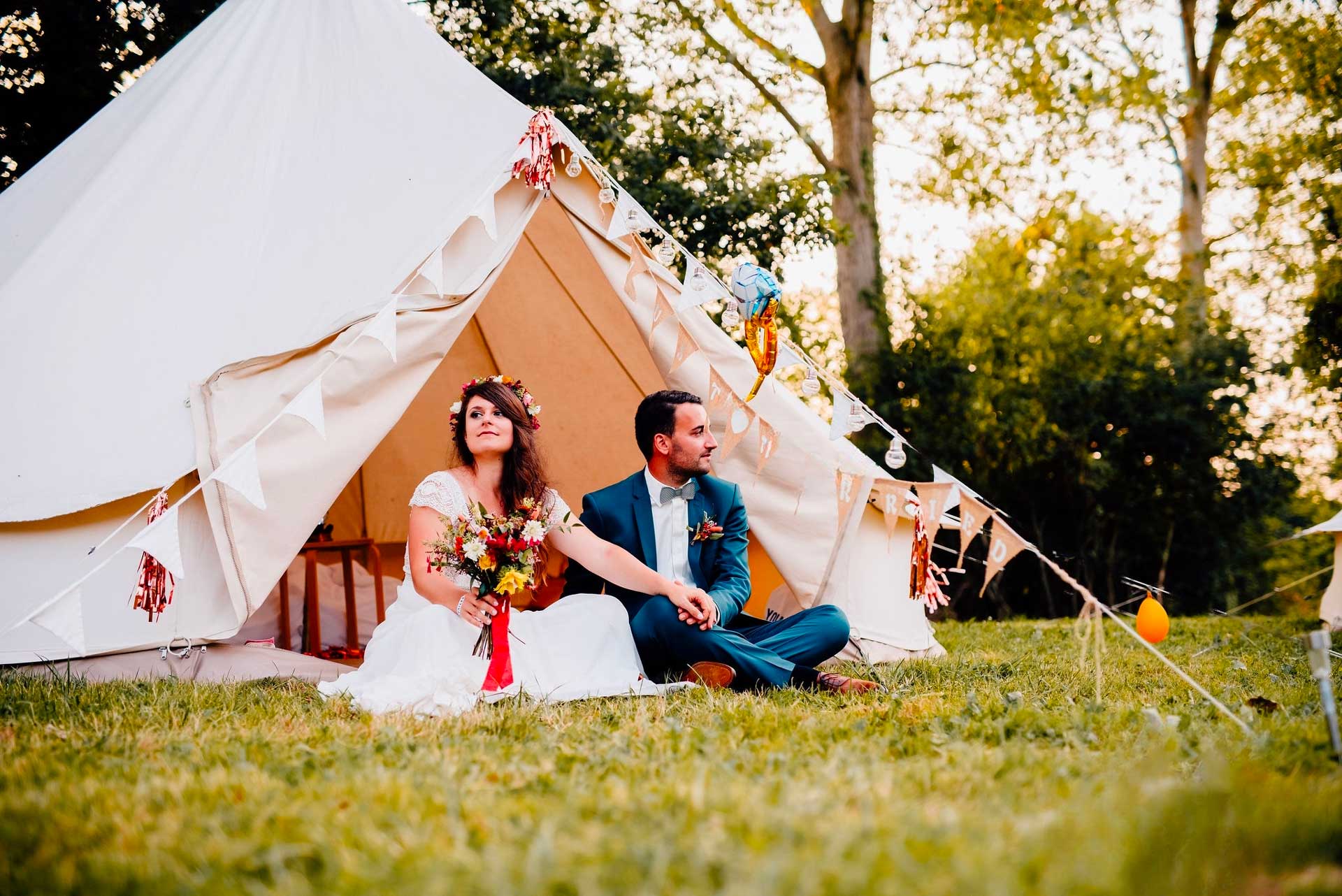 couple dansant au coucher du soleil lors de leur mariage festival