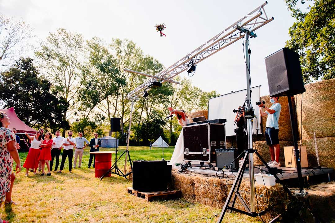 une scène musicale pour un mariage festival joyeux et ambiancé