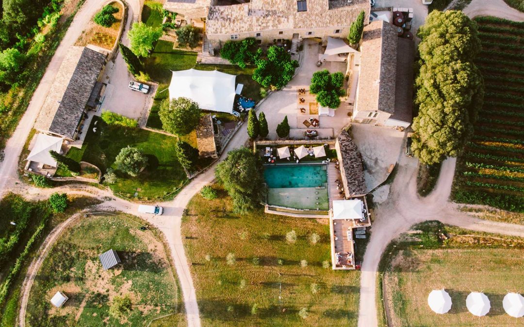 Mariage en plein air dans un domaine viticole : Guide complet pour une célébration enchantée