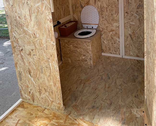 location toilettes seches pmr vue interieure cabine