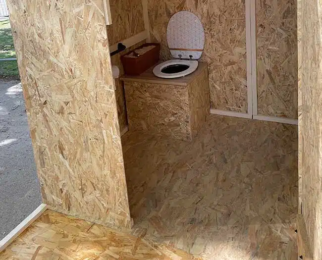 toilette_seche_3 location toilettes seches pmr vue interieure cabine