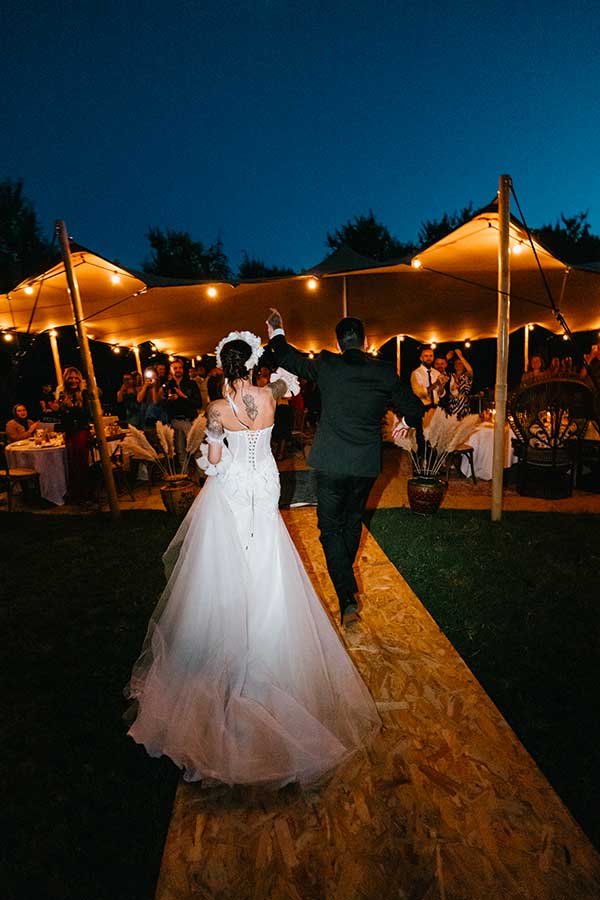 arrivée des mariés tente nomade mariage