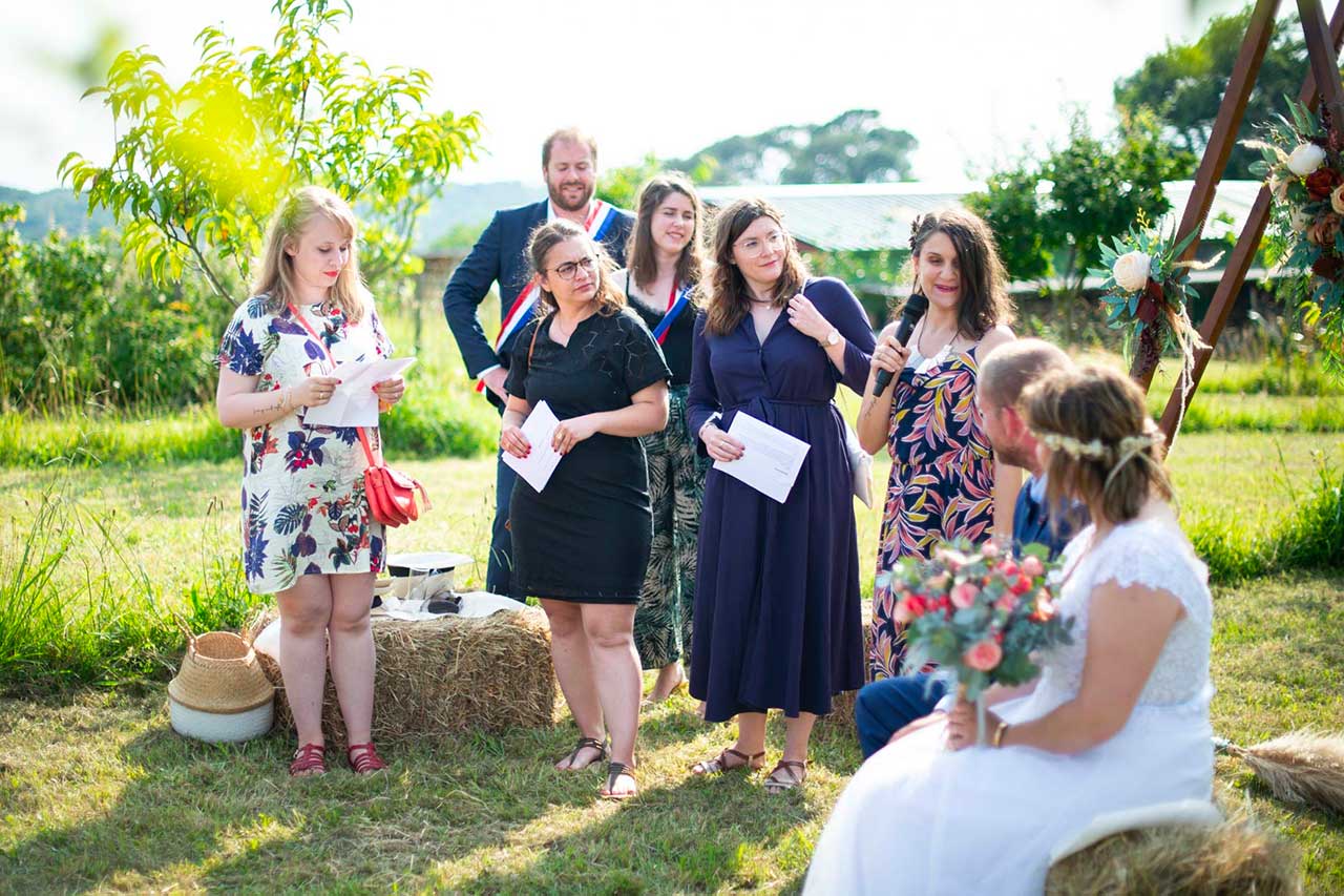 cérémonie de mariage dans le jardin familial