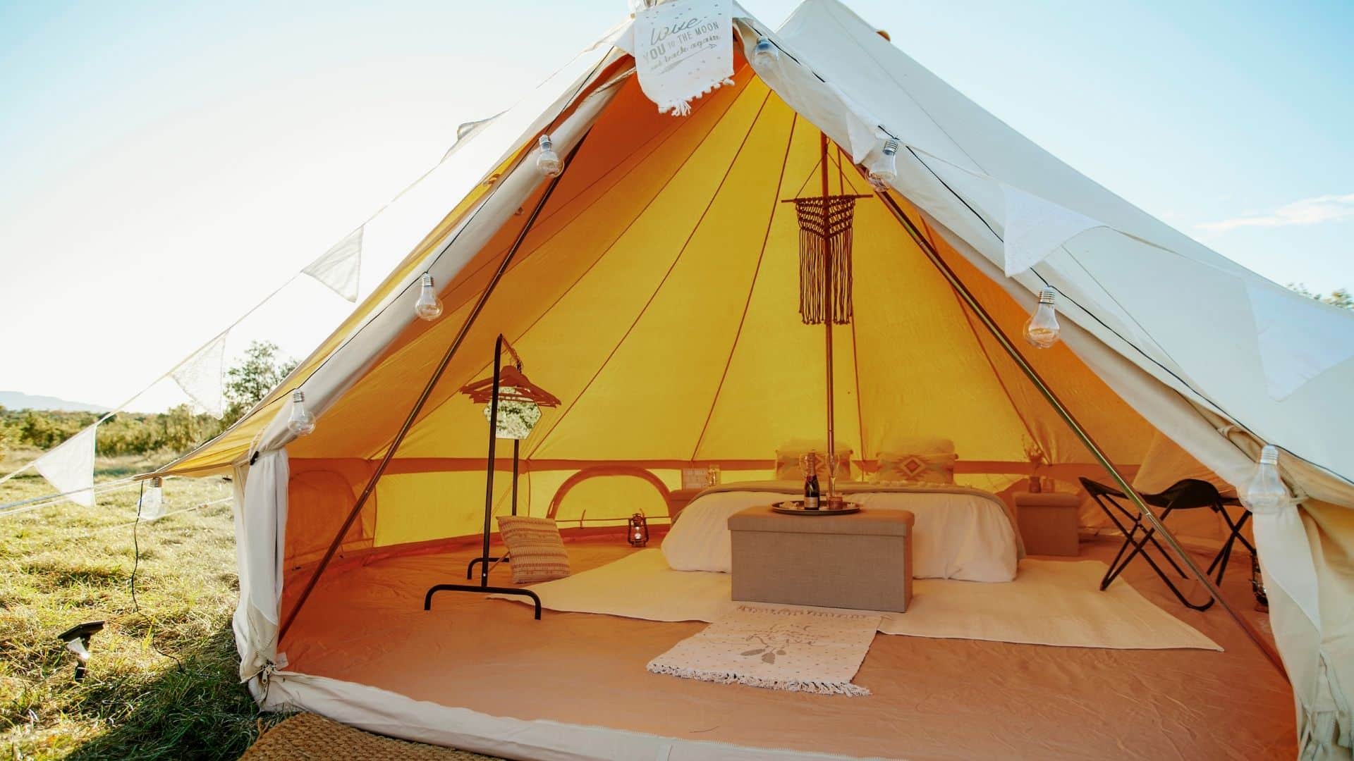 Détail de l'intérieur d'une Tente Tipi Lodge avec une décoration romantique, parfait pour créer une ambiance chaleureuse lors d'un mariage.