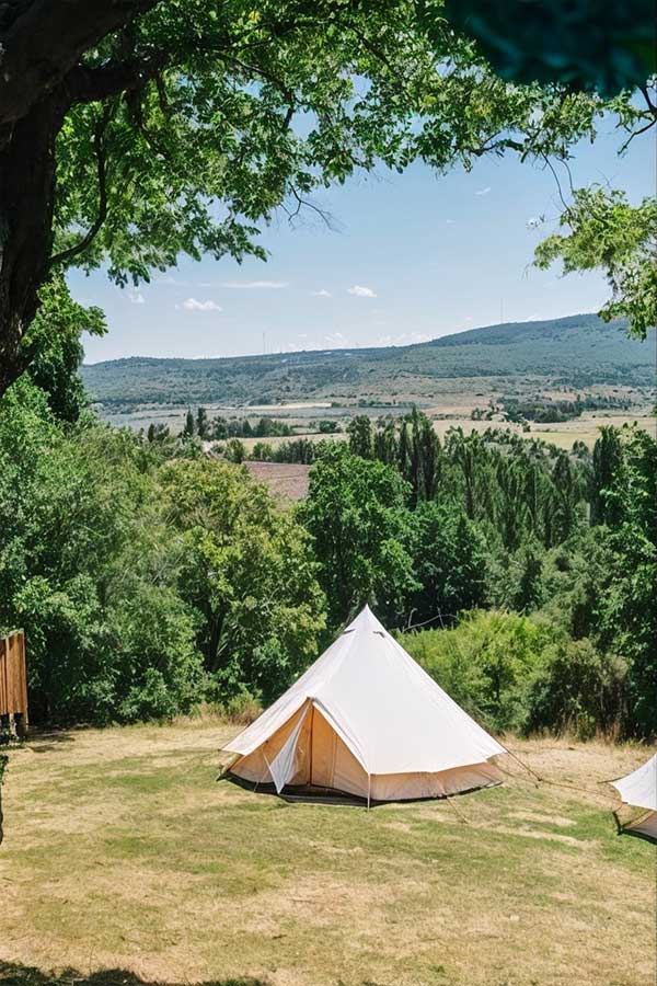 glamping mariage dans le jardin de la maison du vaucluse de L&J