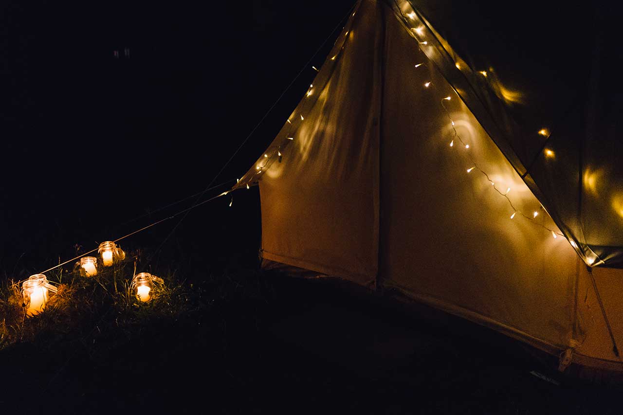 guirlande lumineuse sur tentes glamping
