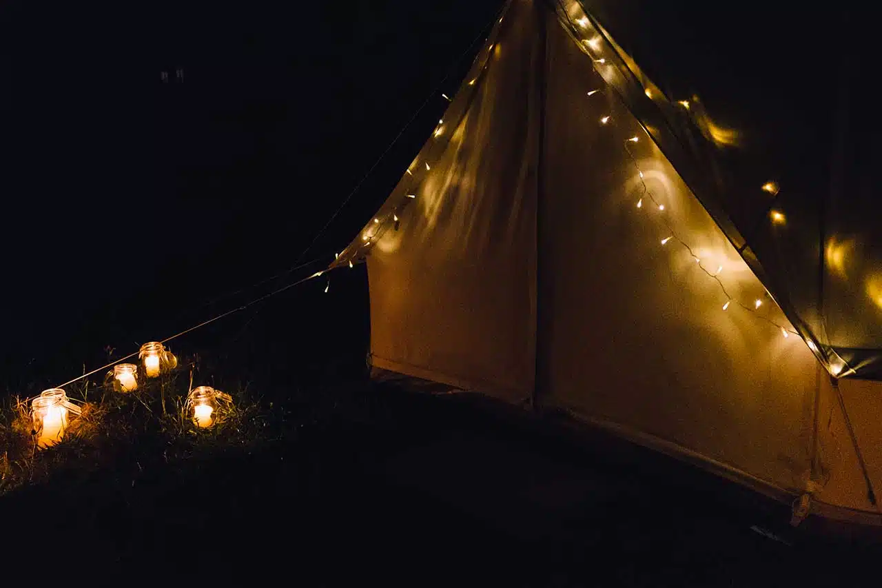 guirlande lumineuse sur tentes glamping