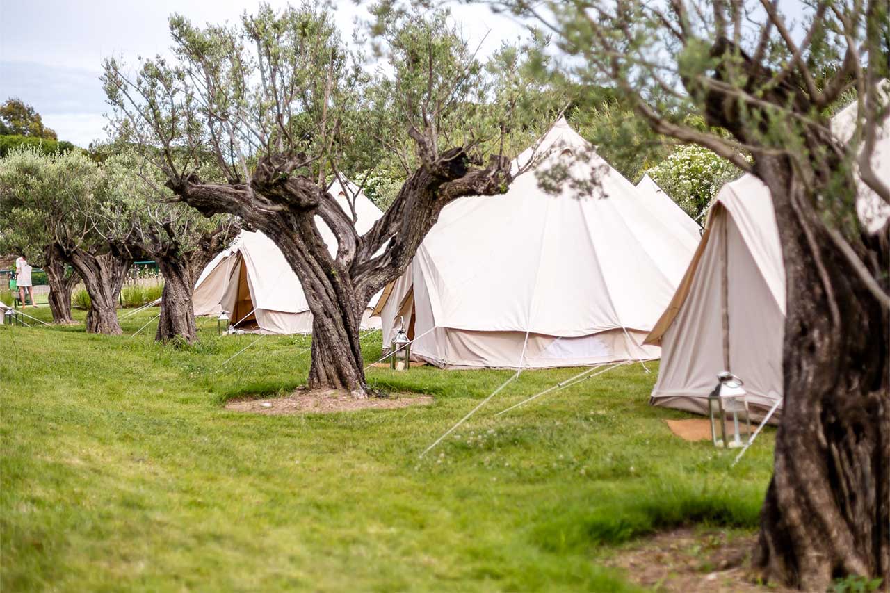 vue côté d'un hébergement sous tentes lodge pour invités d' anniversaire de luxe à la maison