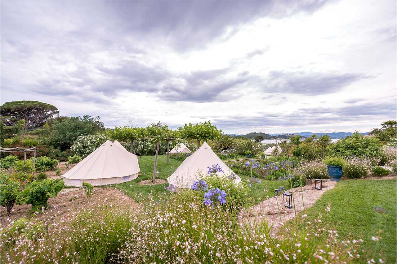 vue arrière d'un hébergement invités sous tentes lodge pour anniversaire de luxe à la maison