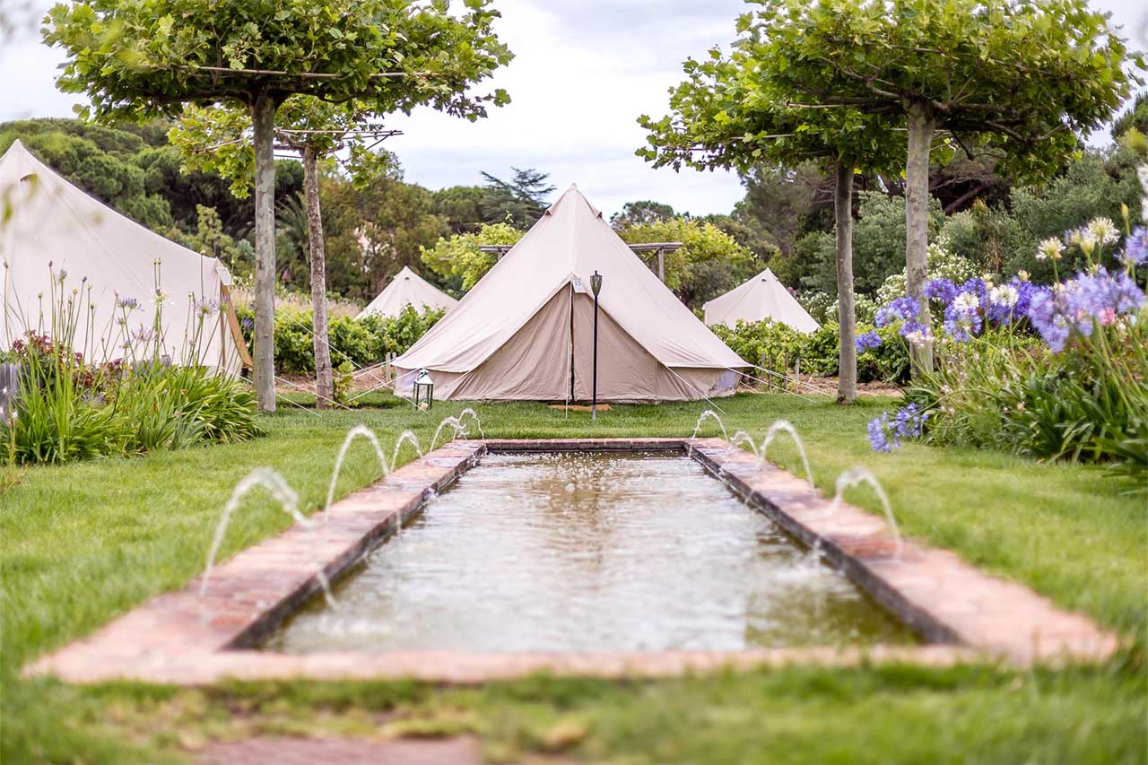 vue face d'un hébergement invités en tente lodge pour anniversaire de luxe à la maison