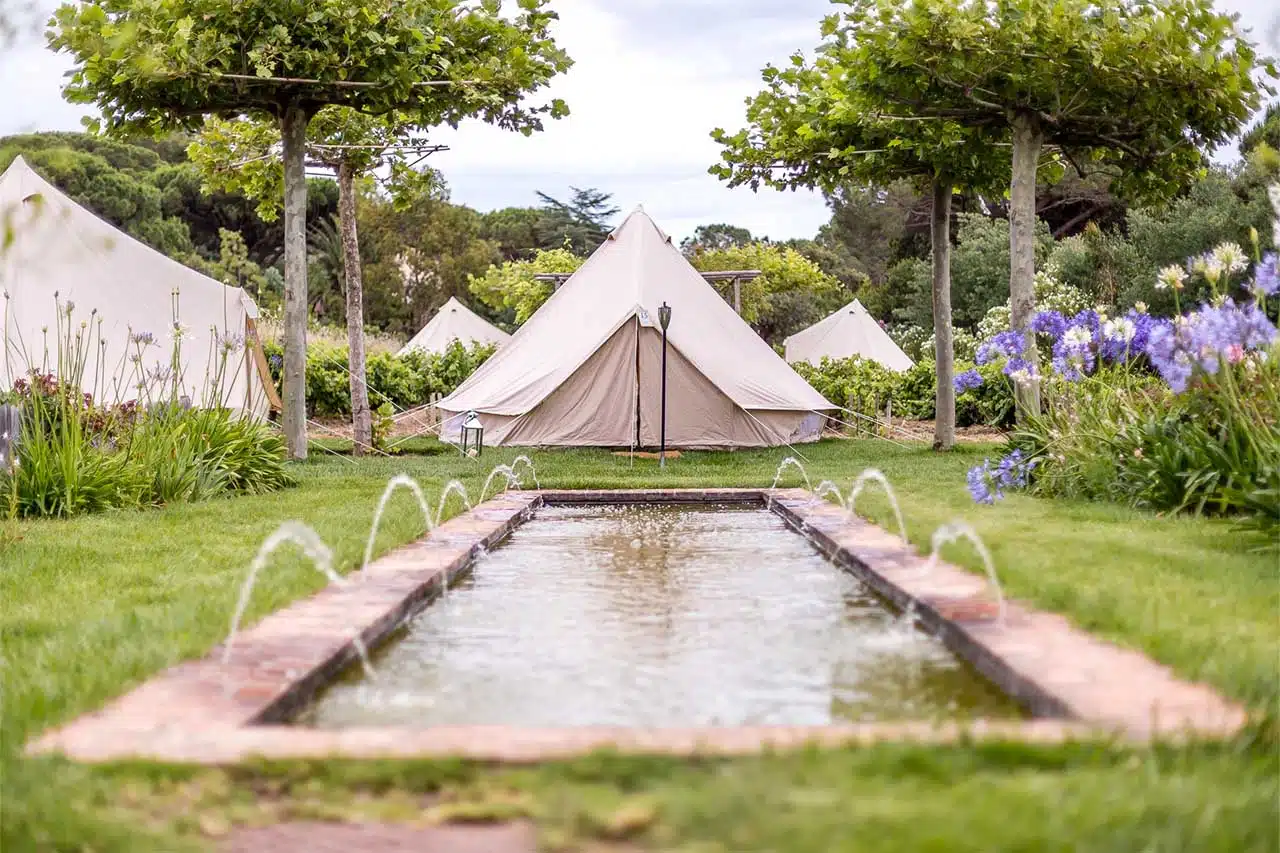 vue face d'un hébergement invités en tente lodge pour anniversaire de luxe à la maison