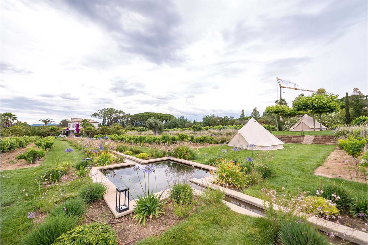 vue côté d'en bas d'un hébergement invités sous tente lodge de luxe pour anniversaire de luxe à la maison