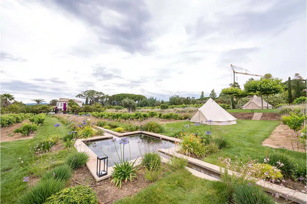 vue côté d'en bas d'un hébergement invités sous tente lodge de luxe pour anniversaire de luxe à la maison