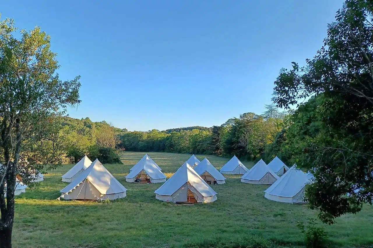 idée cousinade originale sous tente tipi