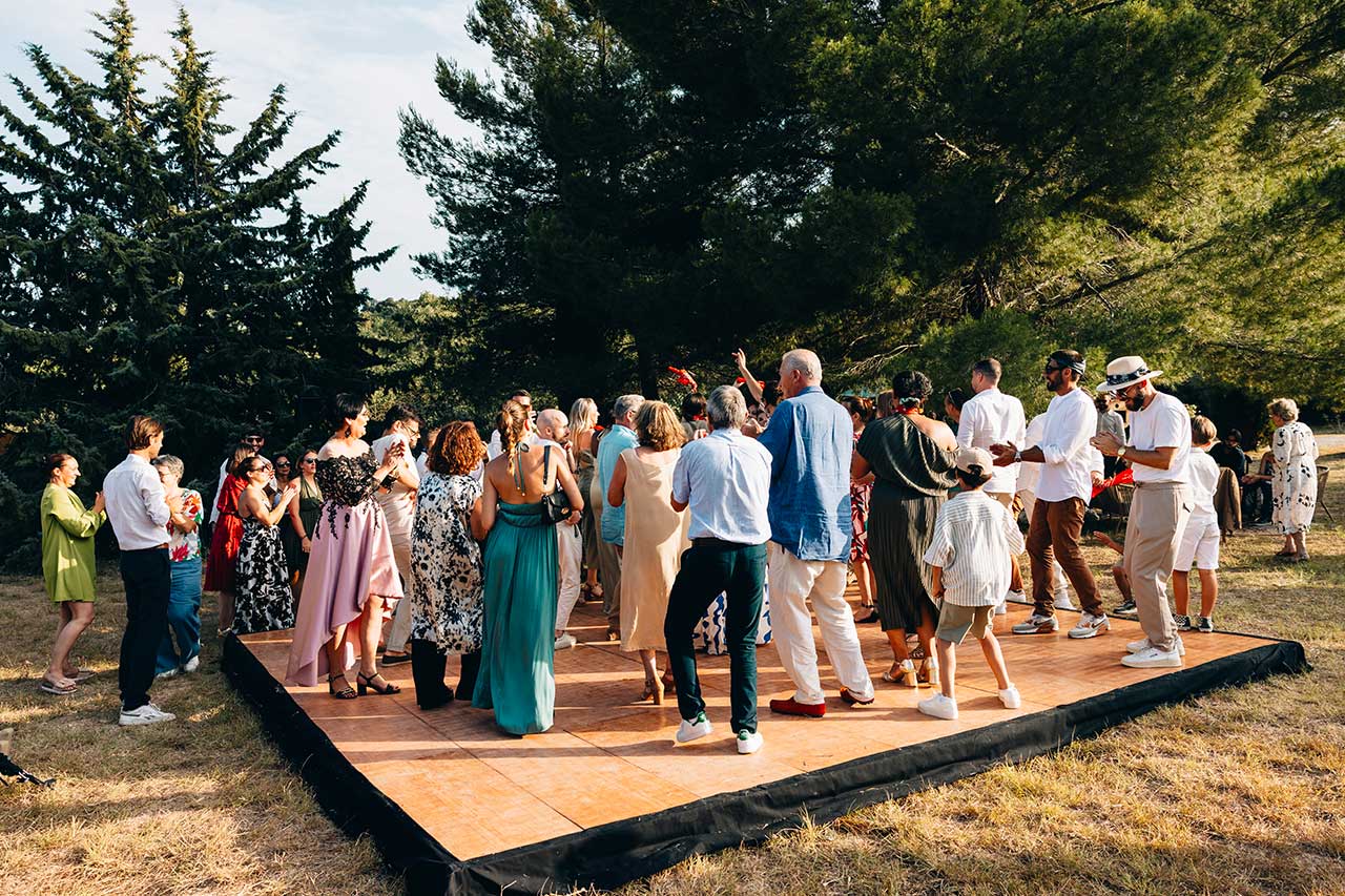 piste de danse mariage jardin