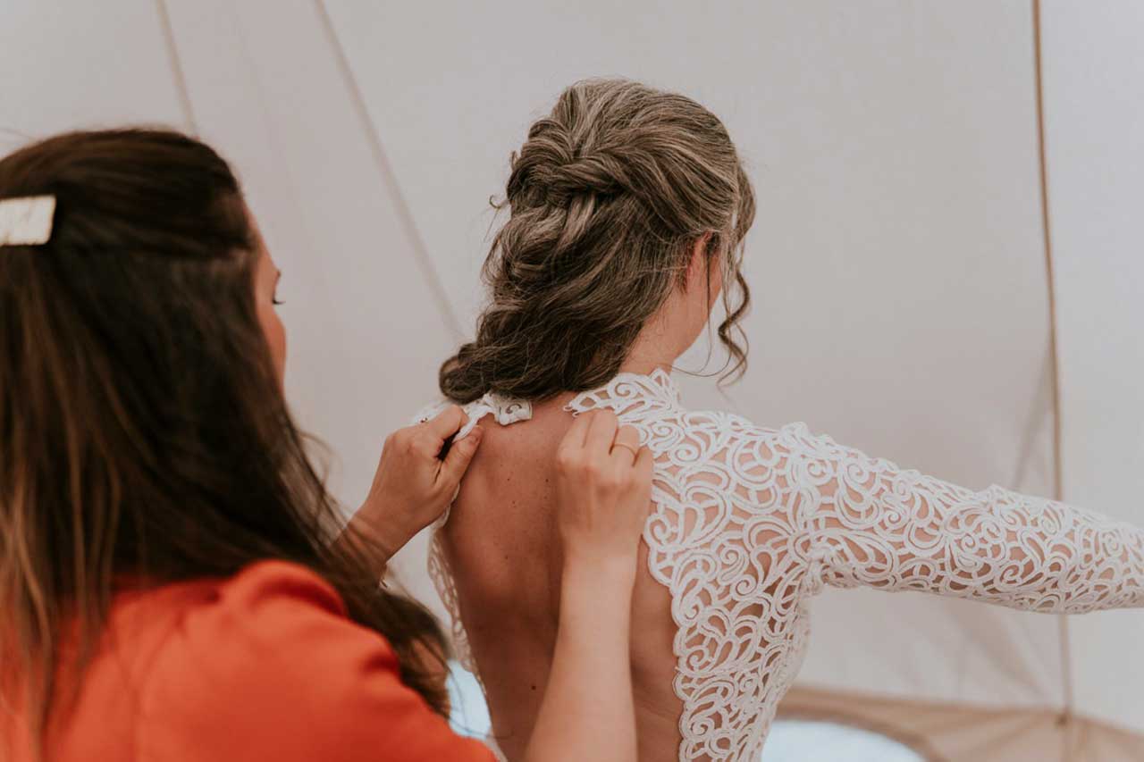 préparation de la mariée sous tente à domicile