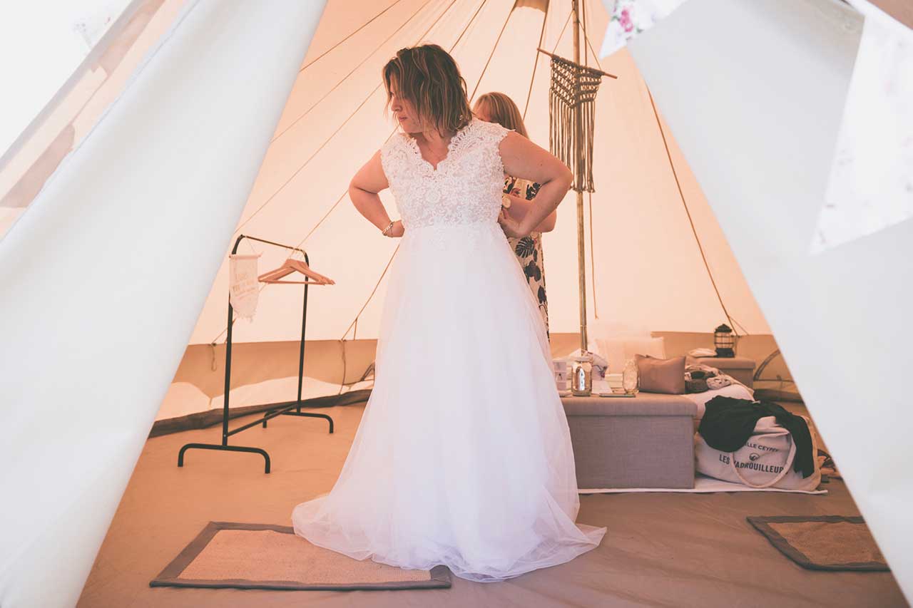 préparation de la mariée sous tente à la maison