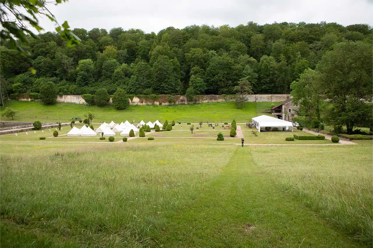séminaire nature game of throne sous tente tipi