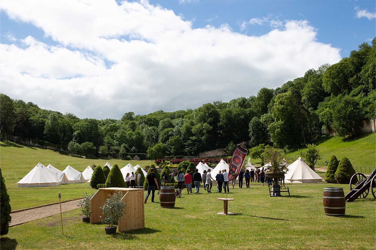 arrivee des equipes au séminaire nature game of throne sous tente tipi