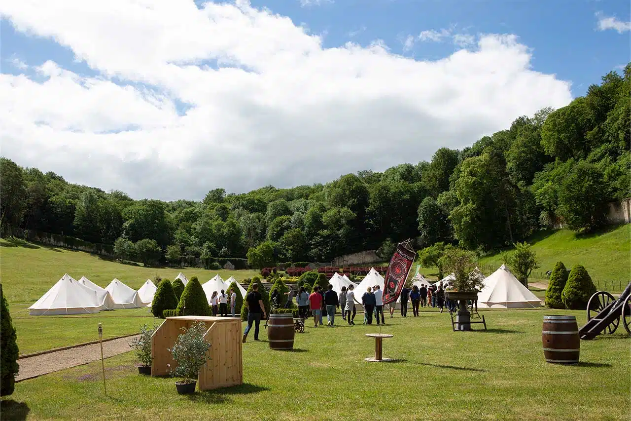 arrivee des equipes au séminaire nature game of throne sous tente tipi