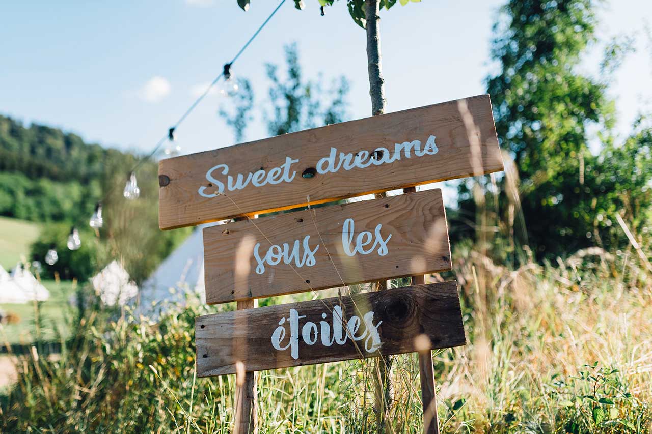 signalétique de mariage champêtre pour glamping