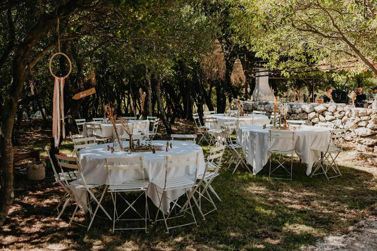tables pour dîner de mariage dans son jardin