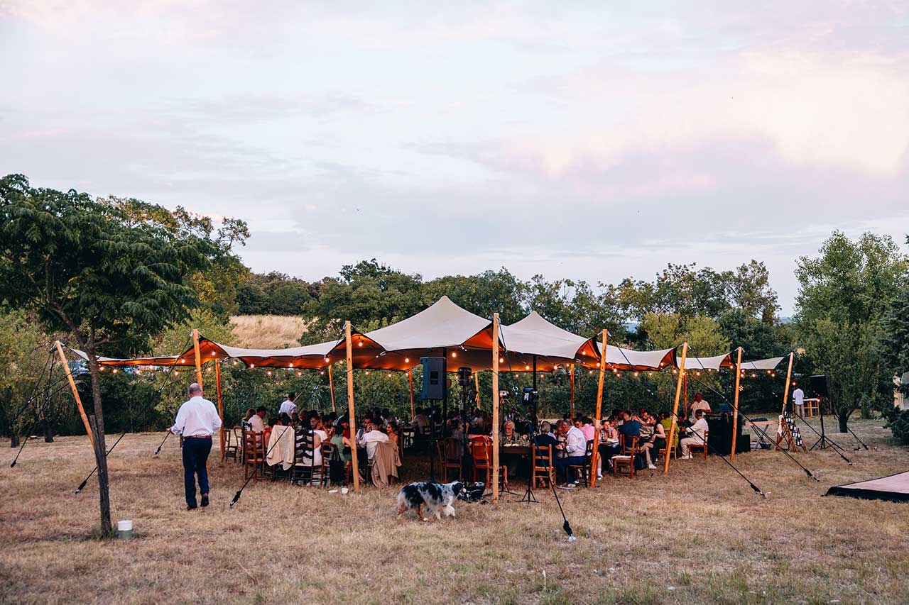 chapiteau dîner mariage en extérieur