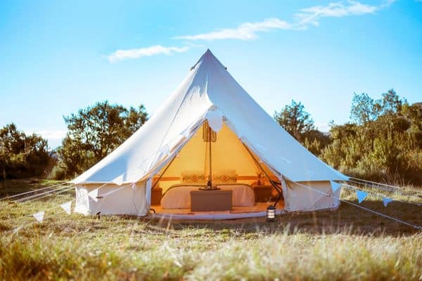 Tipi lodge pour hébergement de jeunes mariés à domicile, idéal pour un mariage à la maison en pleine nature.