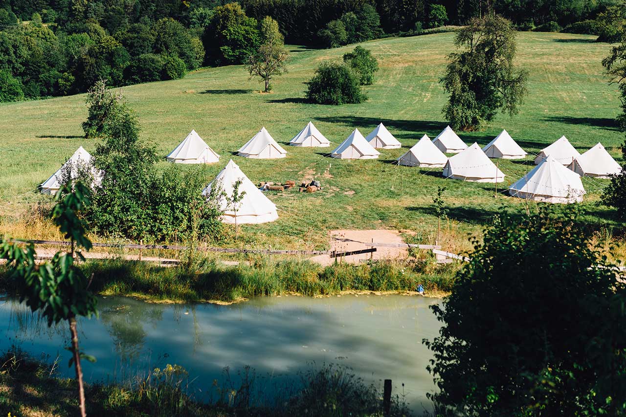 tentes de glamping luxe pour les invités du mariage de J & M