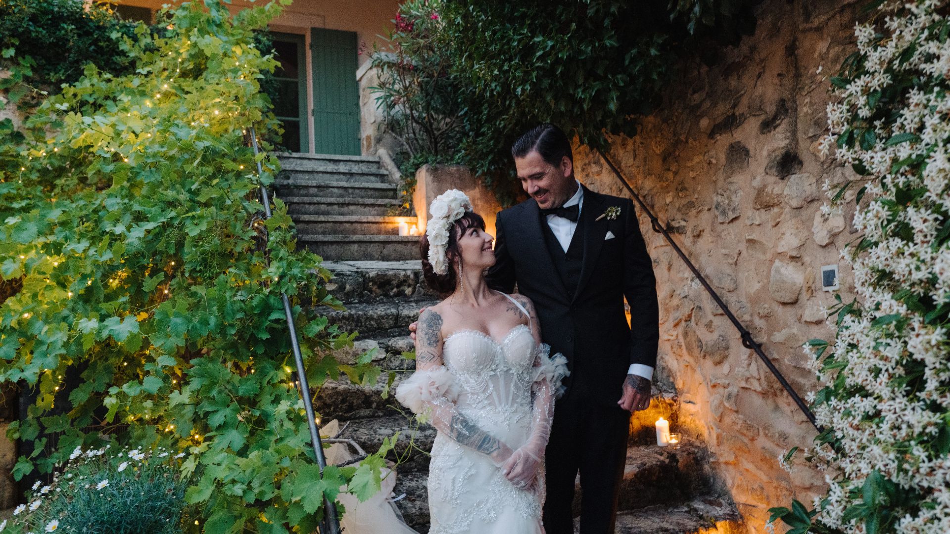 Portrait du couple Nina et Frédéric lors de leur mariage chic à domicile sous tente.