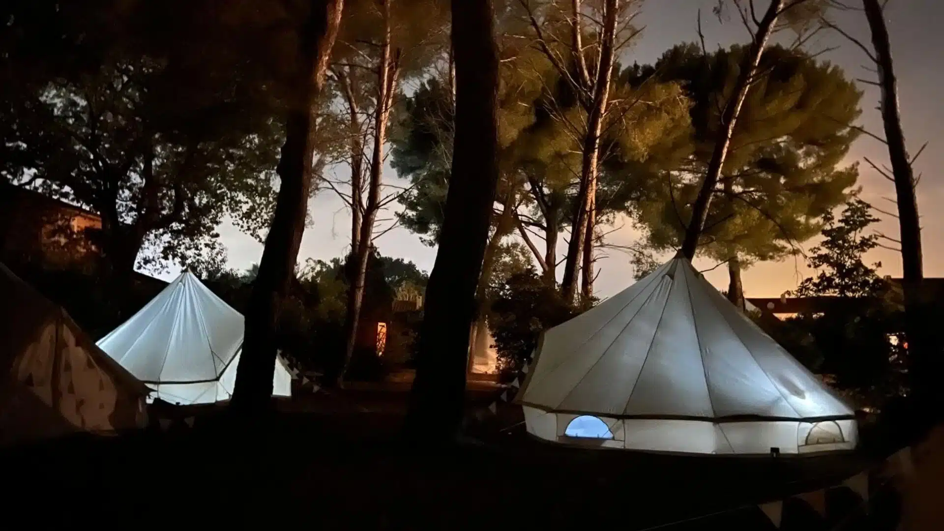 Tipis lumineux dans un parc privé, lors d’un anniversaire chic et intime organisé à domicile avec une solution de location d’exception.