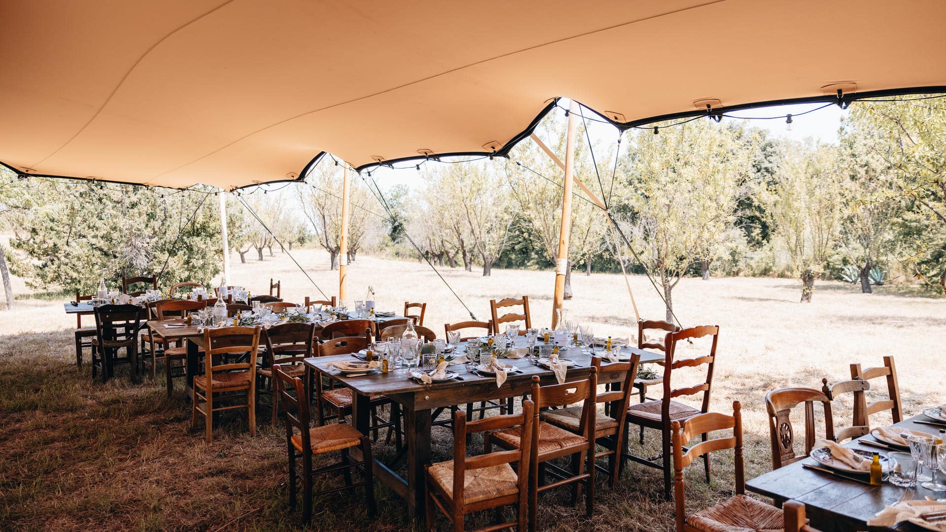 tente de réception pour un mariage avec décoration des tables