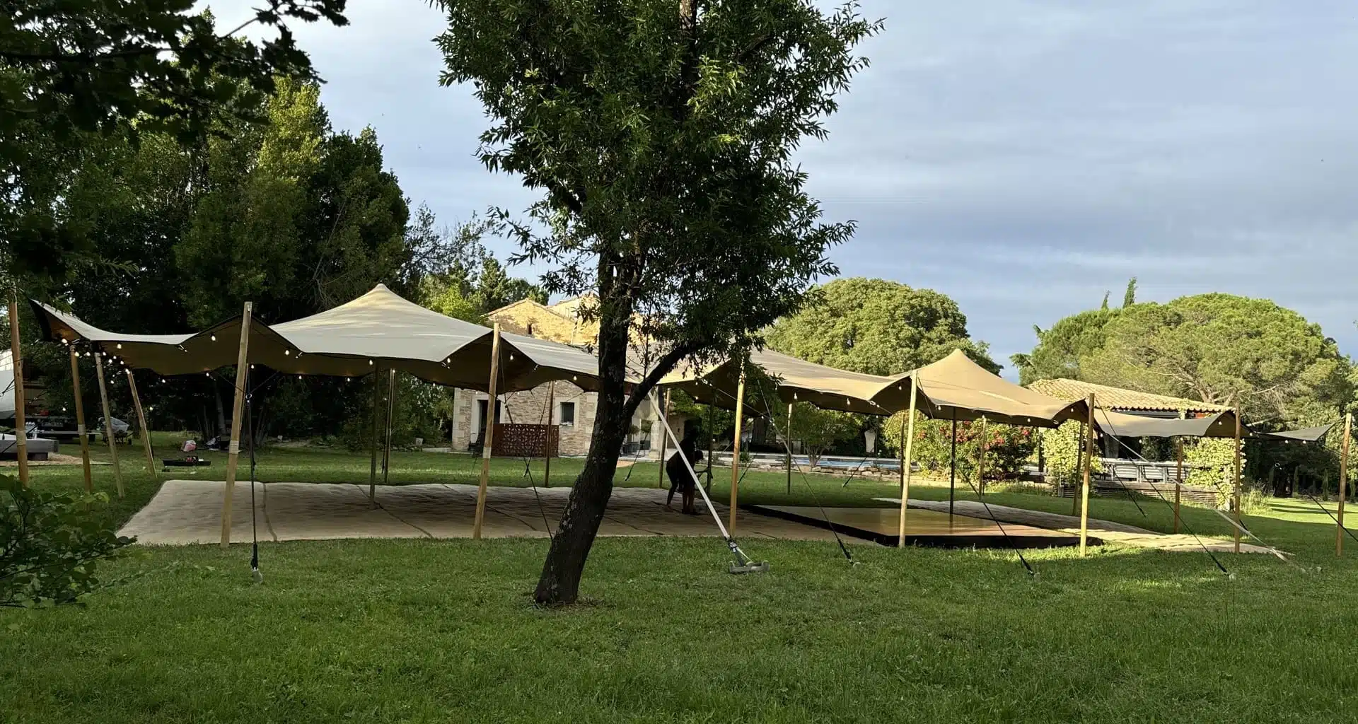 Tente de réception de mariage dans un jardin
