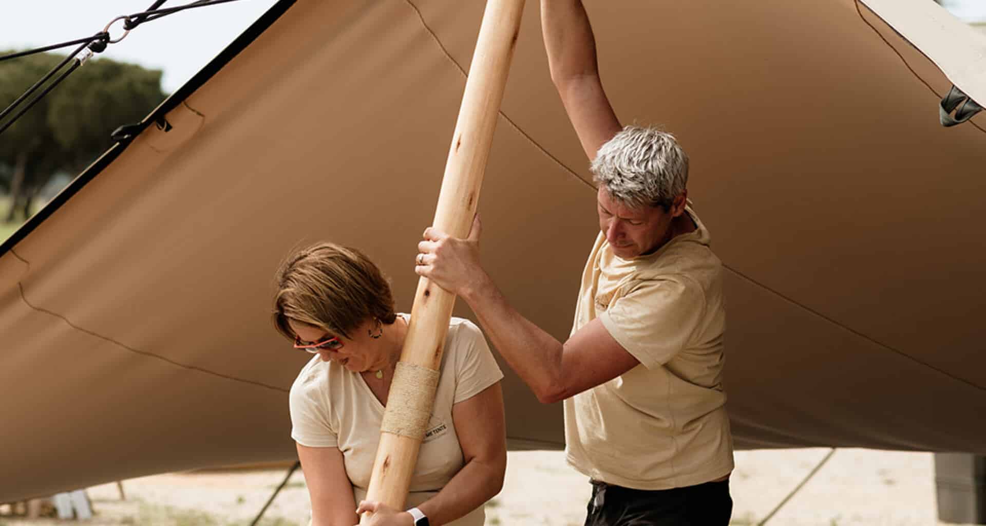 Notre équipe en pleine installation d'une tente de réception