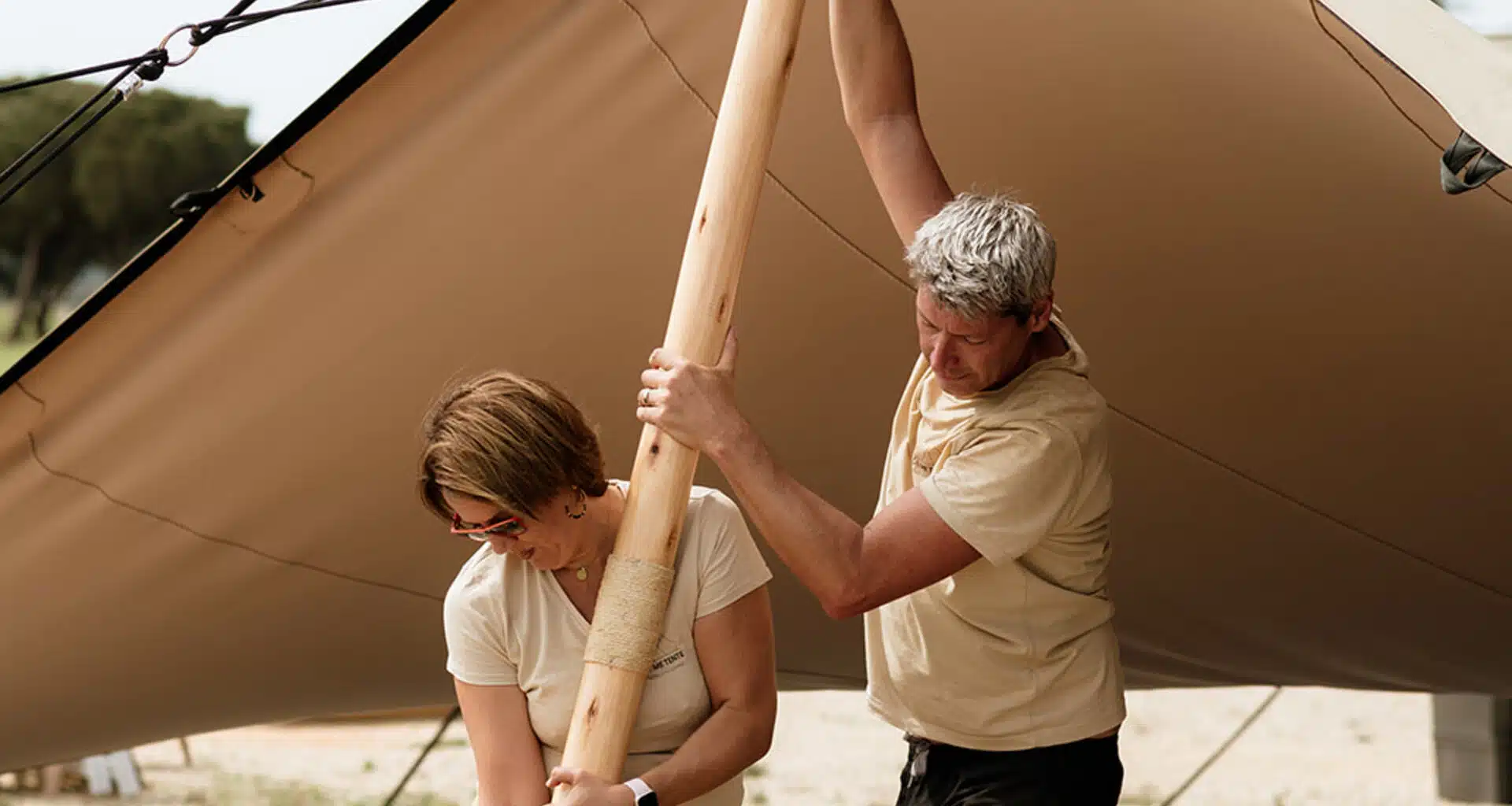 Notre équipe en pleine installation d'une tente de réception