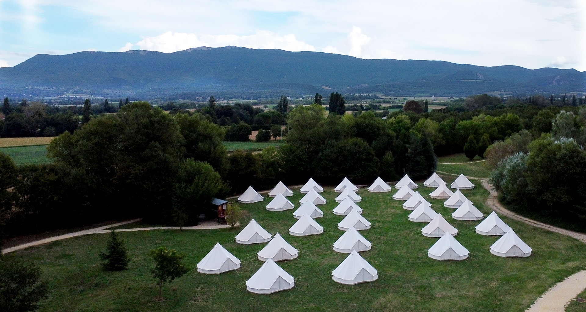 Village de tipis au domaine de Valsoyo pour un séminaire
