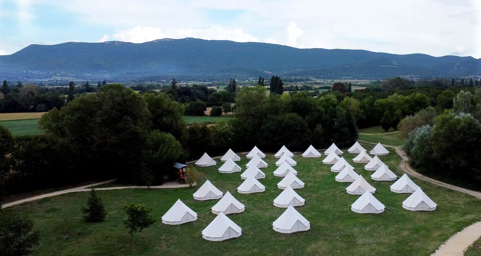 Village de tipis au domaine de Valsoyo pour un séminaire