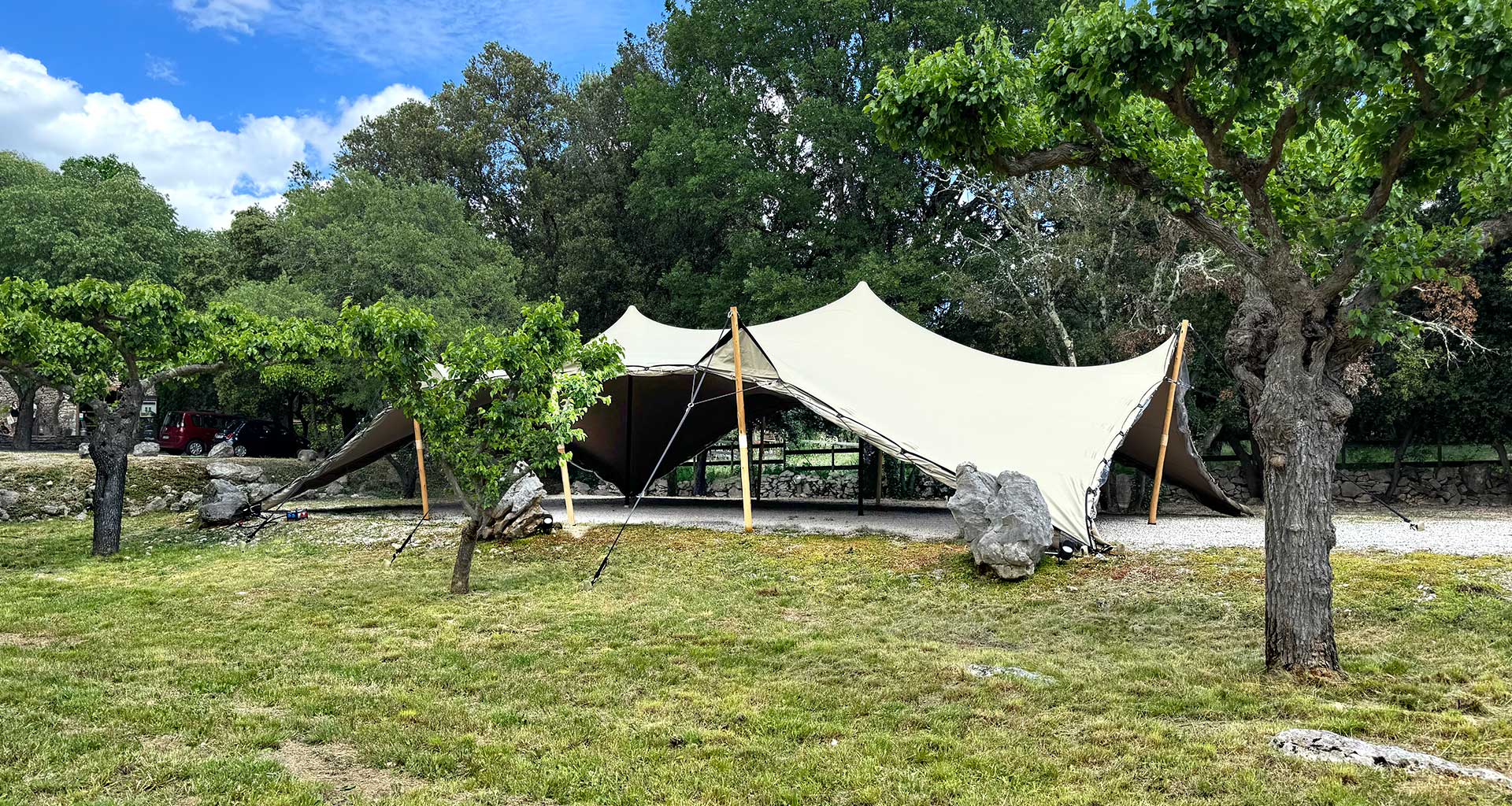 tente nomade avec ancrage au sol